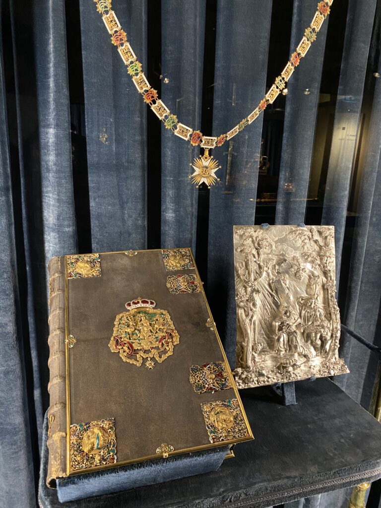 Museum display of the jeweled book and necklace of Bavarian rulers