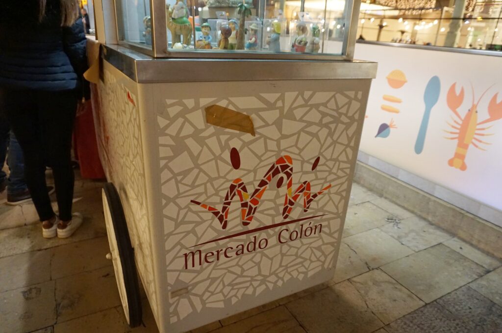Food cart that says Mercado Colon on its side